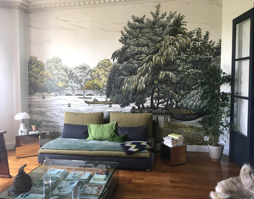 Le salon de la créatrice d'intérieur Amélie Colombet décoré avec le décor panoramique The Serpentine d'Au fil des Couleurs